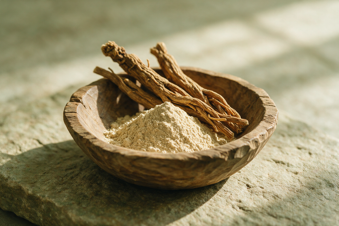 Ashwagandha-Wurzeln und Wurzelpulver in Holzschale