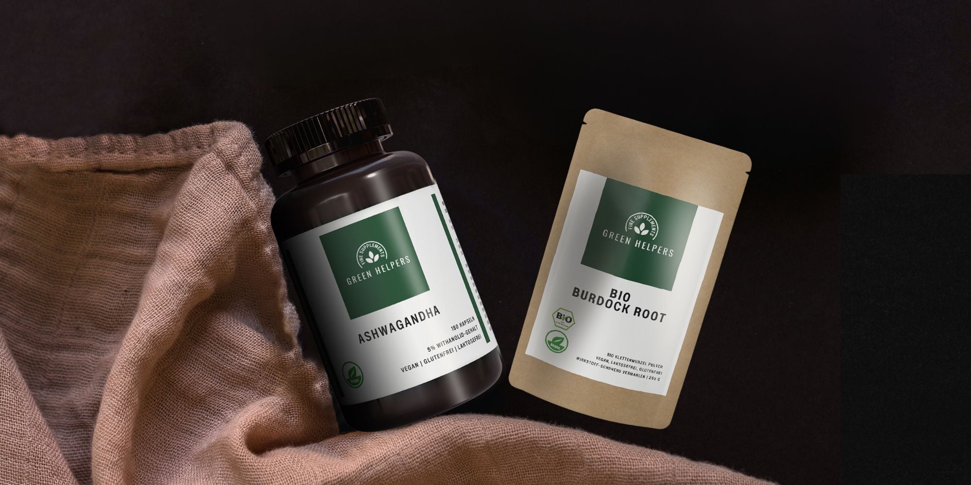 Green Helpers Nahrungsergänzungsmittel in modernen Verpackungen, stilvoll auf einem natürlichen Hintergrund präsentiert. Die Produkte sind für eine gesunde Lebensweise konzipiert und unterstreichen das Engagement für Nachhaltigkeit
